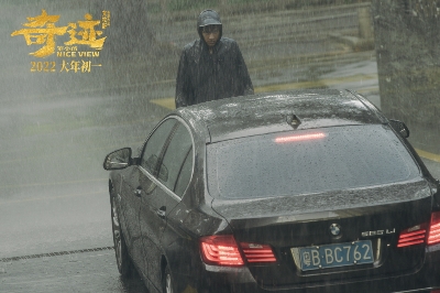 景浩（易烊千玺 饰）雨中拦停轿车_174341.jpg